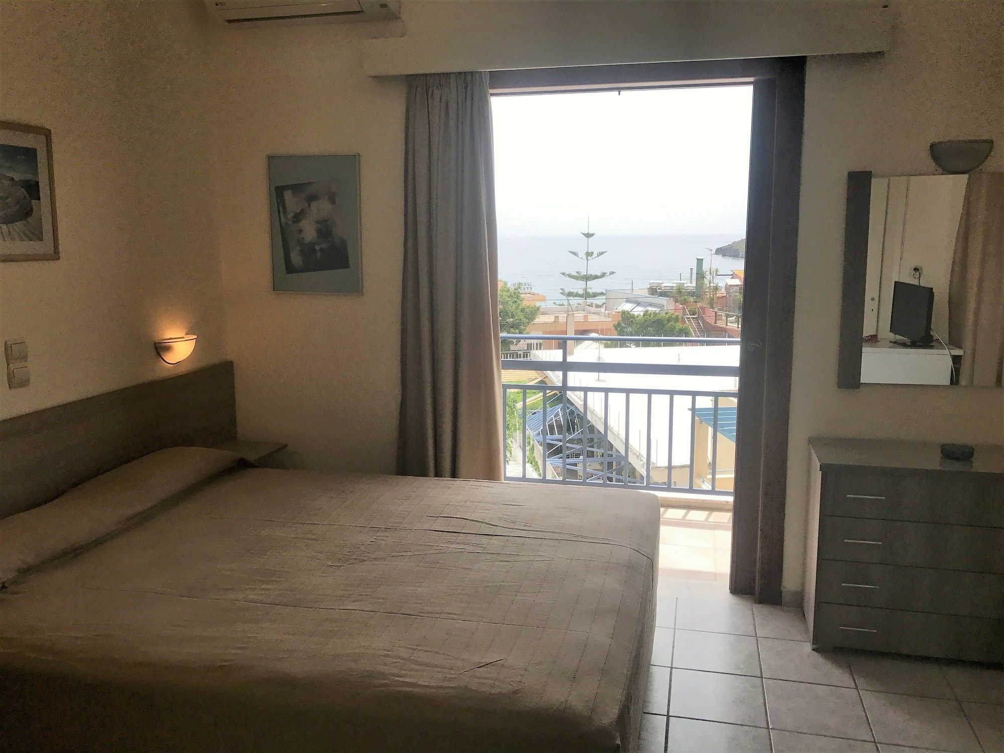 Hotel Karyatides Agia Marina  Exterior foto