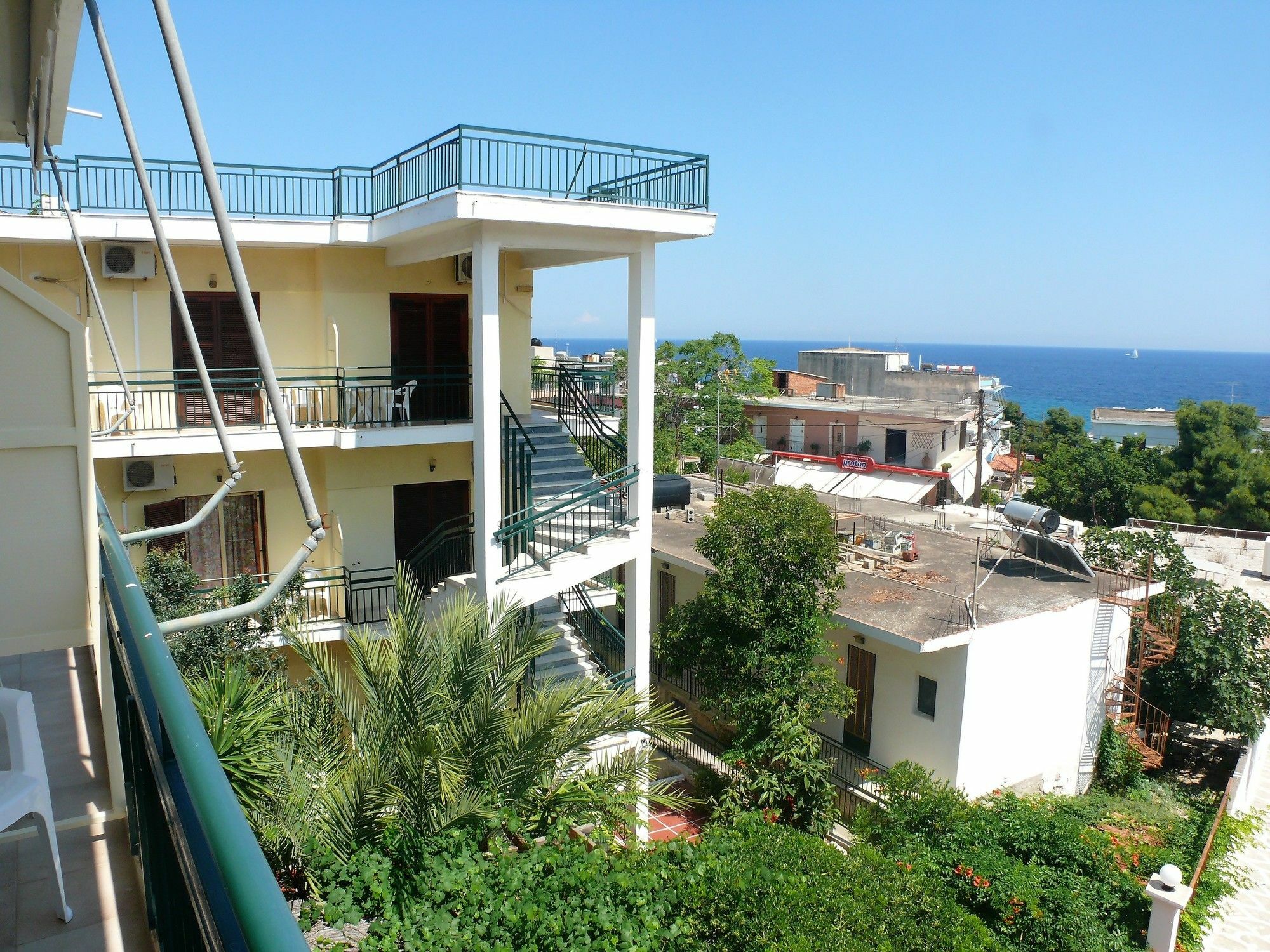 Hotel Karyatides Agia Marina  Exterior foto