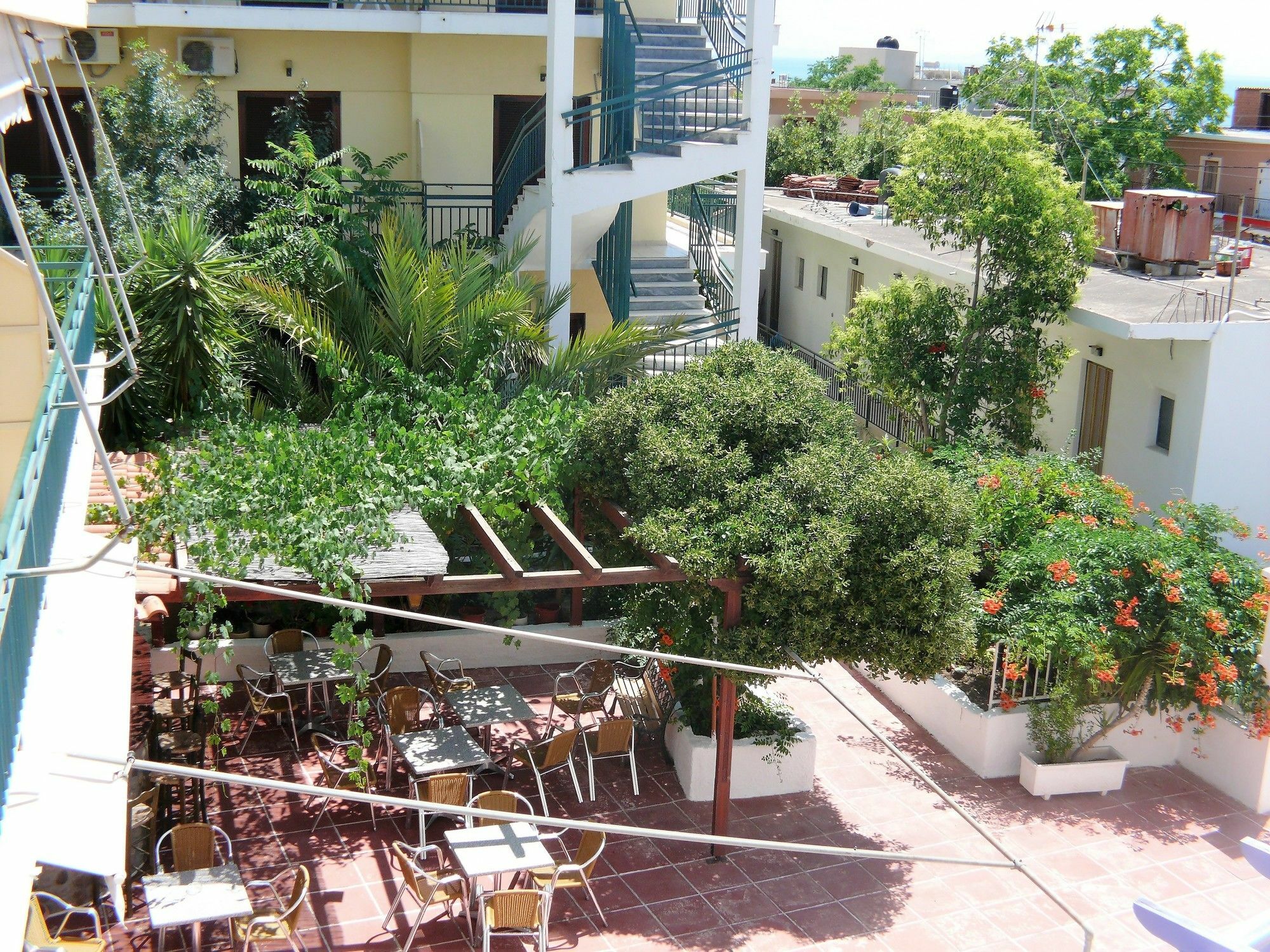 Hotel Karyatides Agia Marina  Exterior foto